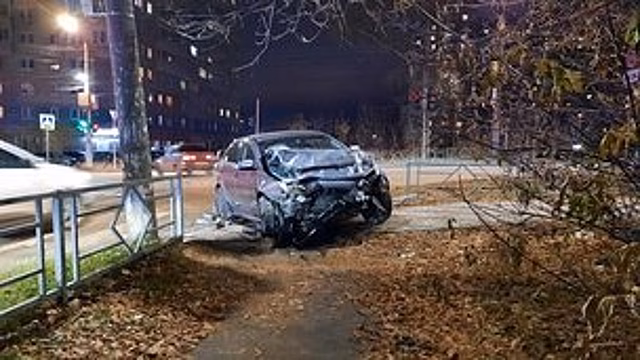          Две легковушки - всмятку. Опубликованы фото воскресной аварии в центре Кирова       