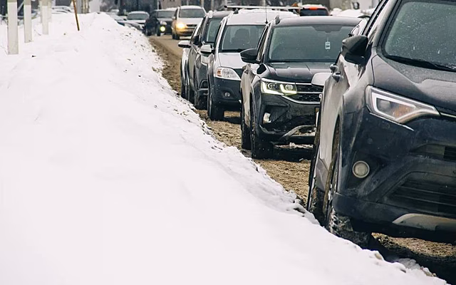 В Госжилинспекции назвали нормой складирование снега во дворах Рязани