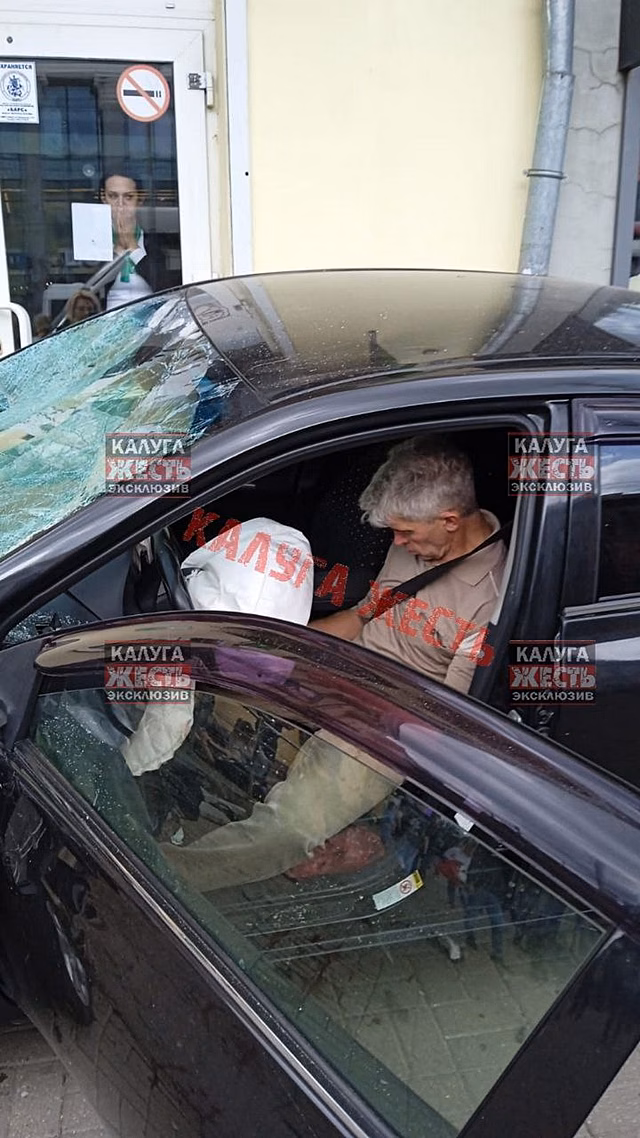 Пьяный водитель въехал в толпу на автобусной остановке