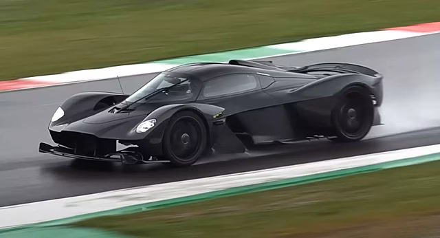 В Сети показали, как новый Aston Martin Valkyrie проезжает залитую дождем трассу
