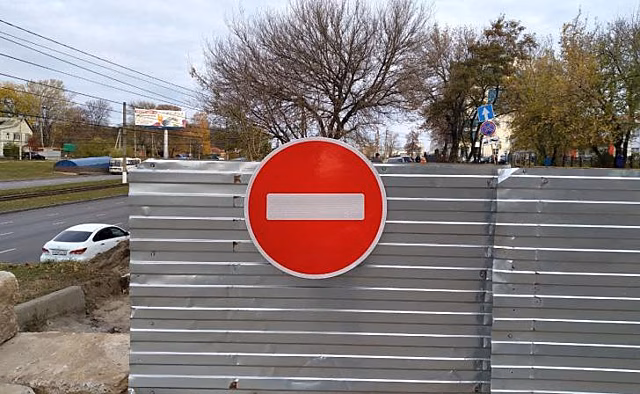 В Курске перекрыли движение на улице Комарова