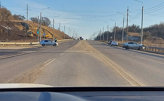 В Курске произошла авария на новой дороге в поселке Северный