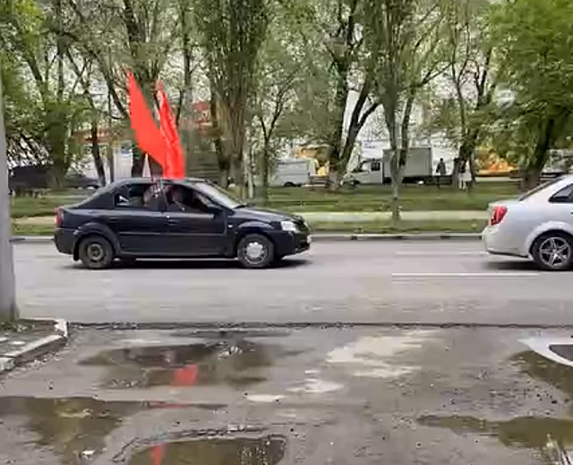 В Саратове проходит импровизированный Парад Победы
