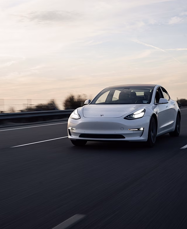 Tesla начала хранить излишки новых машин на парковках супермаркетов