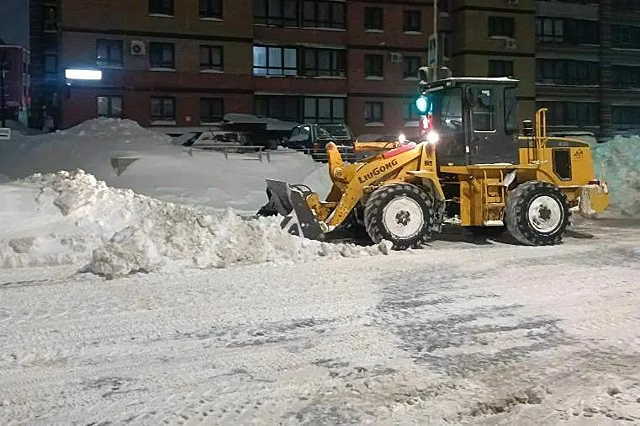 Дорожные службы ночью убрали с улиц Кирова 10 тысяч кубометров снега