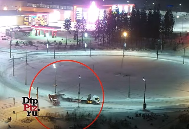 На Чапаевском кольце огромная железная конструкция выпала из тягача на дорогу