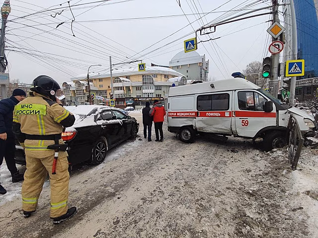 Скорая с ребенком попала в ДТП в Иркутске