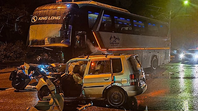 В Алтайском крае столкнулись иномарка и пассажирский автобус, погибли двое