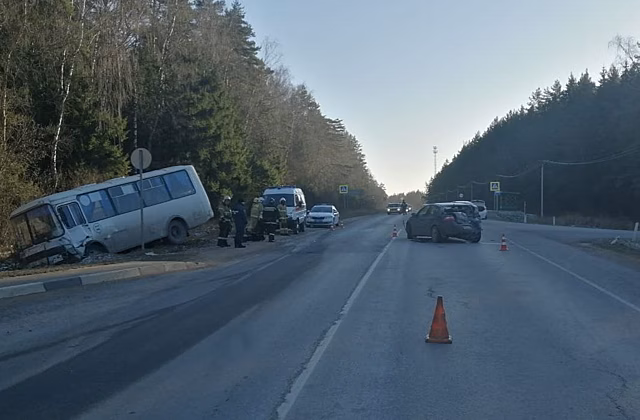 Автобус вылетел в кювет после ДТП на трассе Калуга-Медынь
