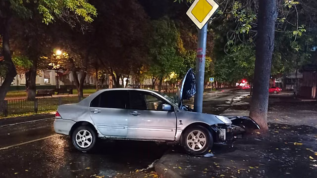 Ночью молодой саратовец на Mitsubishi врезался в столб и попал в больницу