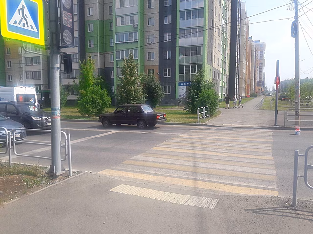 В Челябинске на проезжей части ВАЗ сбил мальчика на самокате