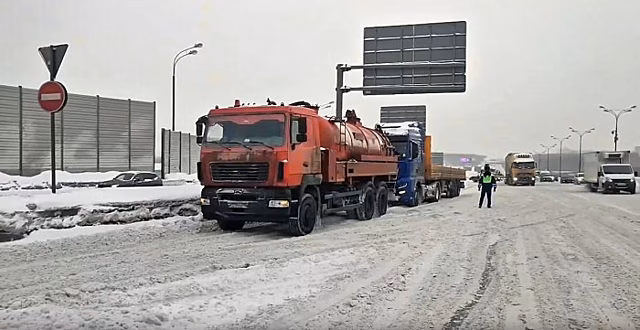 Сотрудники Отдела Госавтоинспекции УВД по ЮЗАО ГУ МВД России по г. Москве продолжают нести службу в усиленном режиме и обеспечивать безопасность на дорогах нашего города, оказывая всестороннюю помощь участникам дорожного движения