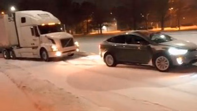 Автомобиль Tesla вытянул из снежного сугроба 40-тонную фуру: видео