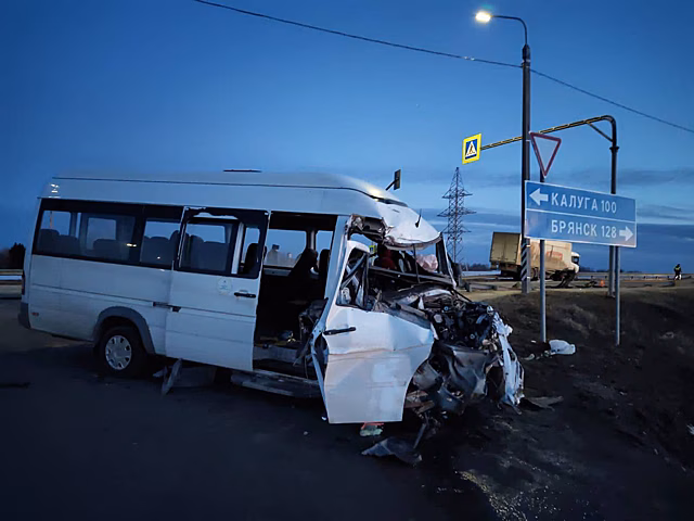 В Свердловской области в ДТП с микроавтобусом пострадали три человека