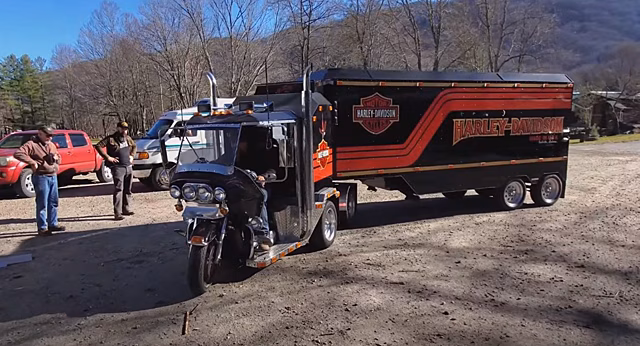 Вот так выглядит помесь мотоцикла Harley-Davidson, трицикла, тягача и дома на колесах