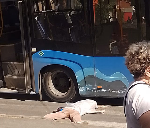 Чудовищная смерть: в Кемерове автобус переехал женщине голову