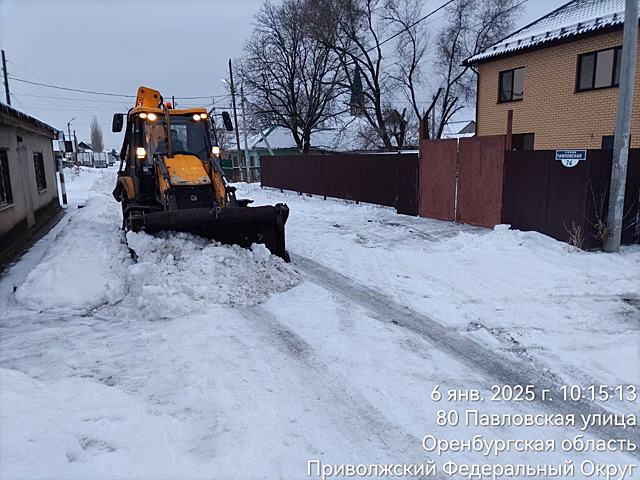Улицы и дороги Оренбурга продолжают убирать от снега и наледи
