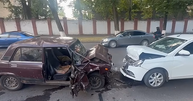 В Курске столкнулись три автомобиля: пострадали четверо, включая ребёнка