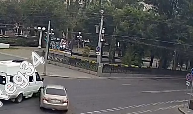 На камеру сняли, как Toyota Camry дважды столкнулась с маршруткой в Волгограде