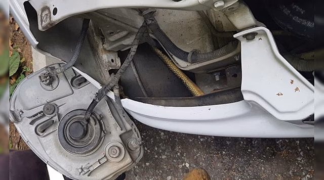 Сочинские спасатели разобрали автомобиль женщины, чтобы достать оттуда змею