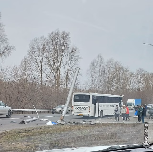 Жесткое ДТП с автобусом, легковушкой и столбом произошло в Кемерове