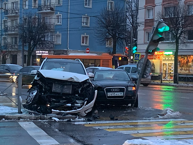 На Ленинском из-за аварии двух машин погнулся светофор