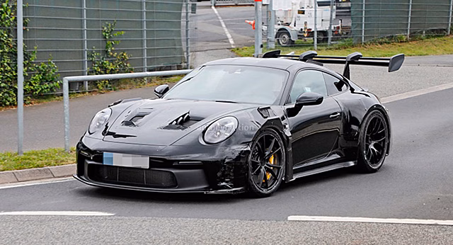 Спорткар Porsche 911 GT3 RS проходит зимние тесты в Швеции