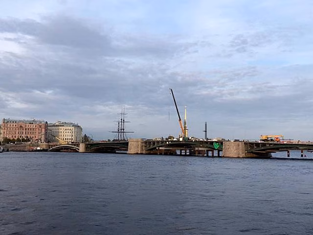 По обновленному Биржевому мосту пошли первые автомобили и пешеходы