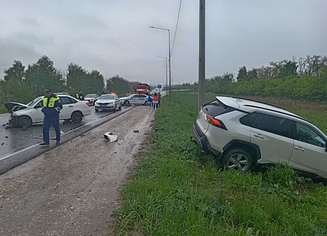 В Самарской области на трассе М5 "Тойота" влетела в "Гранту"