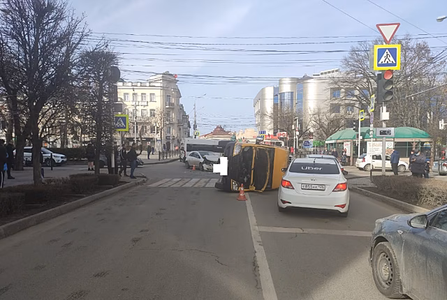 Маршрутное такси перевернулось в центре Ставрополя, есть пострадавшие