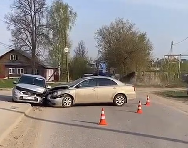 Две машины столкнулись на перекрестке в Нижегородской области