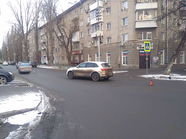 В центре Саратова «Audi» наехал на женщину возле пешеходного перехода