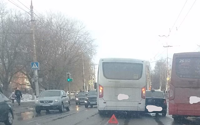 В Рязани столкнулись маршрутка и учебный автомобиль