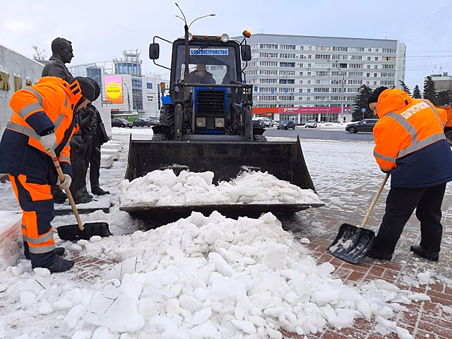 В Курске снег убирают 56 единиц техники и 62 рабочих