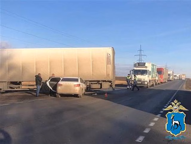 Два человека пострадали при столкновении легковушки и фуры под Самарой