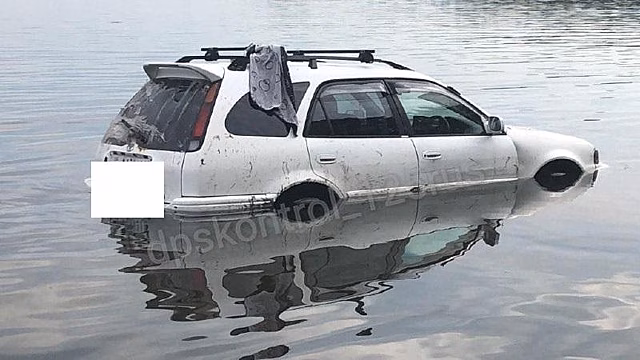 «На родину своим ходом»: автомобиль в море удивил жителей Владивостока