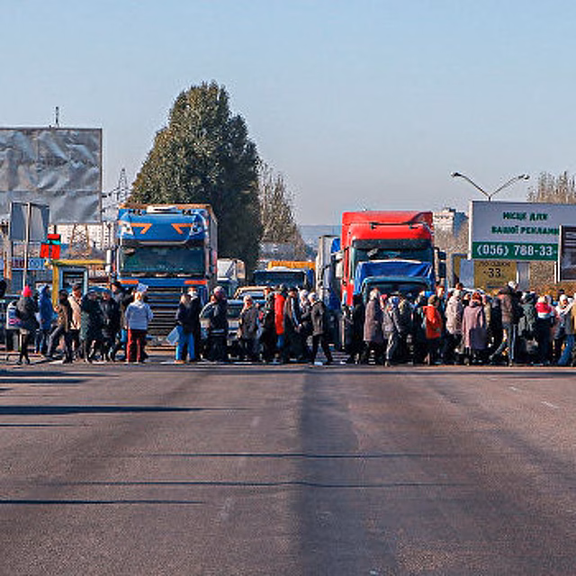 «Филатов, приезжай!»: в Днепре остановилось движение из-за митингующих