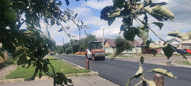 На улице Парижской Коммуны в Курске заканчивают укладку асфальта
