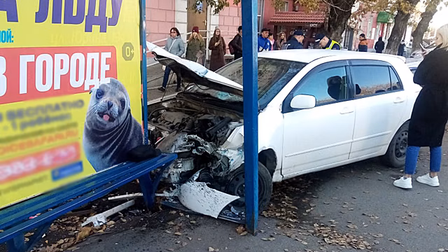 В Барнауле полицейские устанавливают обстоятельства ДТП, в результате которого машина въехала в остановку