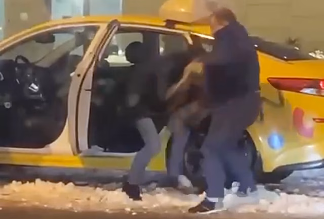 В Москве таксист ударил женщину дверцей машины и толкнул ее в лужу