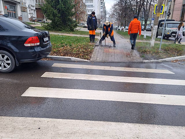 В центре Курска канализация не справилась с большим потоком воды