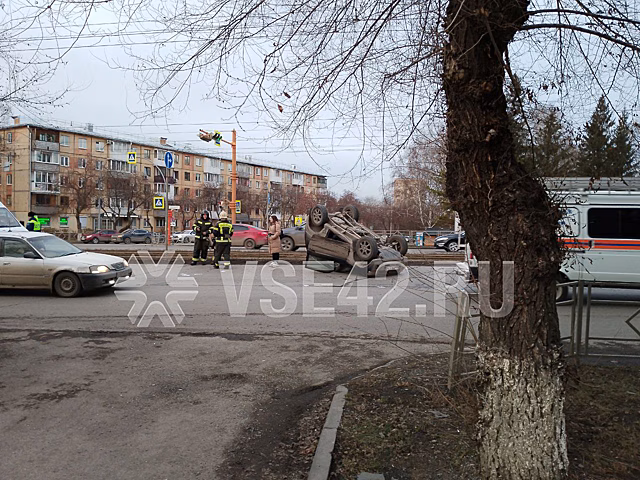 Иномарка перевернулась в результате ДТП перед кемеровским мостом