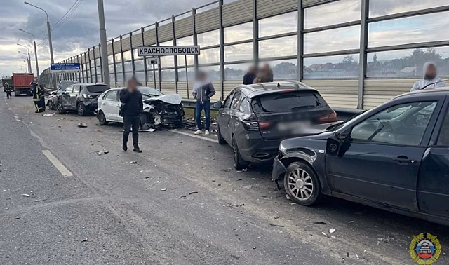 Под Волгоградом столкнулись два грузовика, автобус и семь легковушек