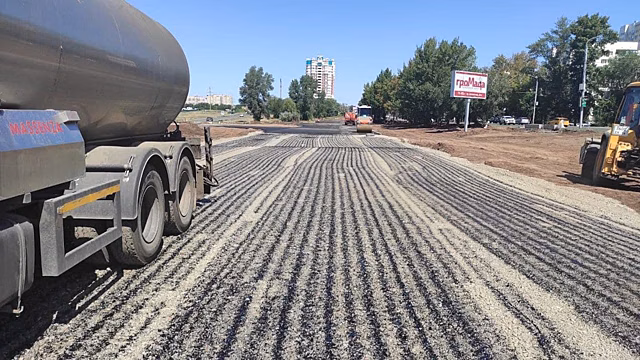 В Оренбурге на строящейся дороге на ул. Рокоссовского приступили к устройству ливневок