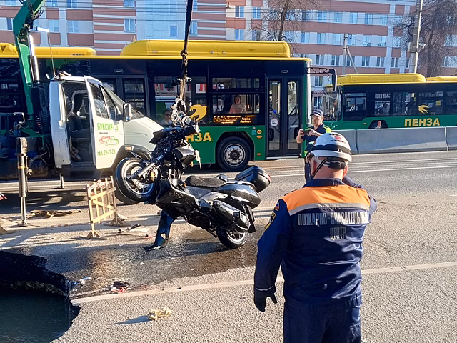 В Пензе скутер провалился в яму с водой на дороге