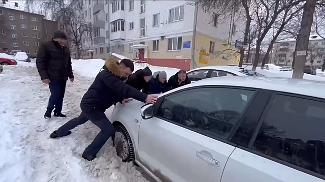Мэр Уфы Ратмир Мавлиев помог вытолкнуть автомобиль, застрявший в снегу