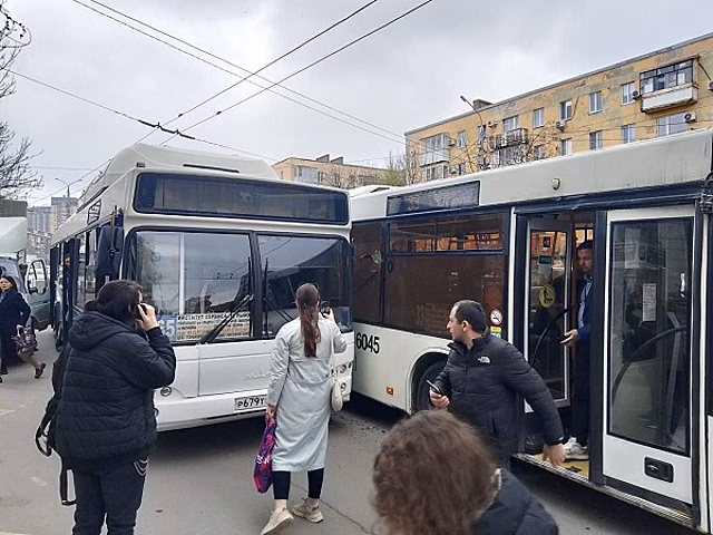 В салоне лопнули стекла: в Ростове два автобуса не поделили остановку