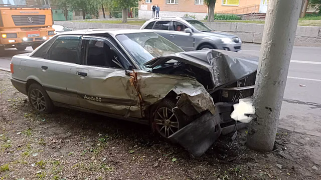 В Саратове водитель Audi протаранил столб и попал в больницу