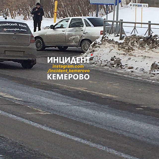 Микроавтобус столкнулся с легковушкой в Кемерове