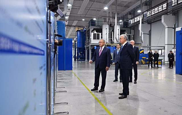 Касым-Жомарт Токаев посетил новый завод по производству аккумуляторных батарей в Жетысуской области